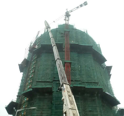 延寿吊车在工地上作业